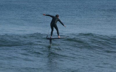 Vuela sobre el mar con el eFoil: los mejores lugares para usarlo en Baleares